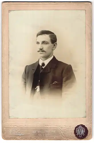 Fotografie Vale, Leeds, 150, Kirkstall Rd., Portrait eleganter Herr mit Oberlippenbart