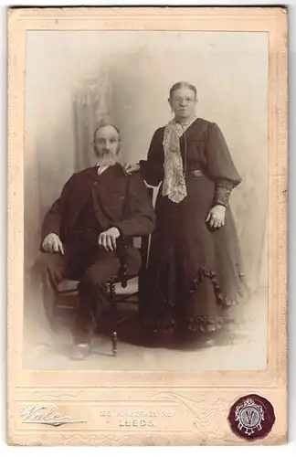 Fotografie Vale, Leeds, 150, Kirkstall Rd., Portrait älteres Paar in zeitgenössischer Kleidung