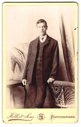 Fotografie Hellis & Sons, London-SW, 30, Clapham Road, Portrait junger Mann in modischer Kleidung
