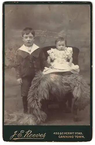 Fotografie J. E. Reeves, Canning Town, 48 & 50 Hermit Road, Portrait kleiner Junge in modischer Kleidung und Kleinkind