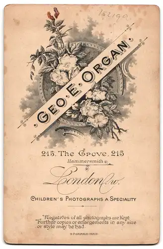 Fotografie Geo. E. Organ, London-W, 215, The Grove, Portrait kleiner Junge in hübscher Kleidung und Kleinkind