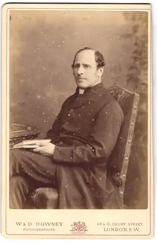 Fotografie W. & D. Downey, Newcastle on Tyne, 9, Eldon Square, Portrait Geistlicher in Robe