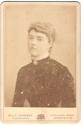 Fotografie W. & D. Downey, Newcastle on Tyne, 9, Eldon Square, Portrait junge Dame im eleganten Kleid mit Kragenbrosche