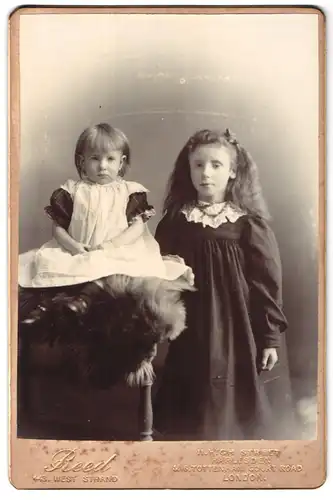Fotografie Reed, London, 16, Tottenham Court Road, Portrait kleines Mädchen und Schwesterchen in hübschen Kleidern