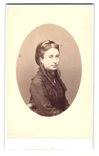 Fotografie M. Alophe, Paris, 35 Boulevard des Capucines, Portrait junge Frau im dunklen Kleid mit Zöpfen