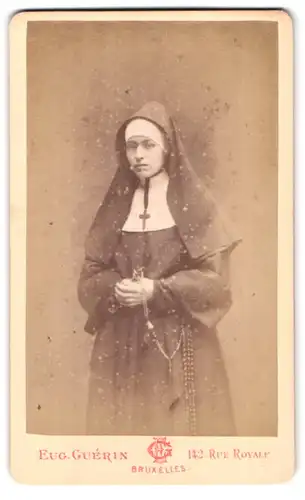 Fotografie Eug. Guérin, Bruxelles, 142 Rue Royale, Portrait junge Nonne im Talar mit Gebetsperlen