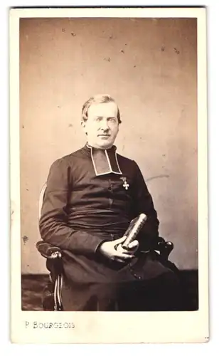 Fotografie P. Bourgeois, Chalon, 6 Rue Haute, Portrait Priester im Talar mit Kollar und Orden, Bibel