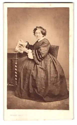 Fotografie Delsart, Valenciennes, Portrait ältere Dame im hübschen Kleid