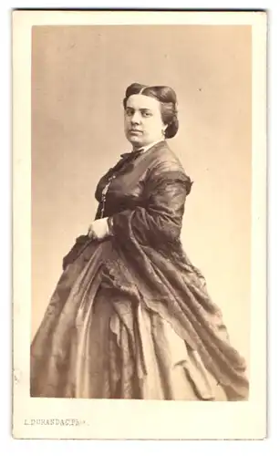Fotografie L. Durand & Co., Paris, 42, Rue Fontaine St. Georges, Portrait bürgerliche Dame in zeitgenössischer Kleidung