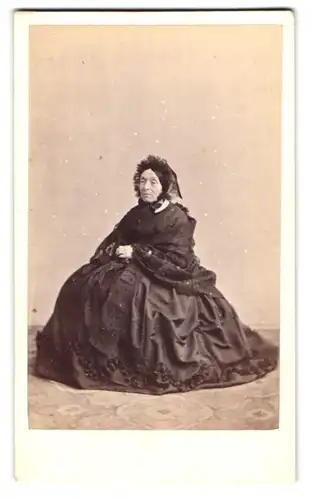 Fotografie J. Renaud, Clermont-Ferrand, Portrait ältere Dame in hübscher Kleidung mit Haube