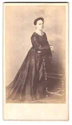 Fotografie Billotte Frères, Bruxelles, 9, Rue de la Reine, Portrait junge Dame in festlicher Kleidung