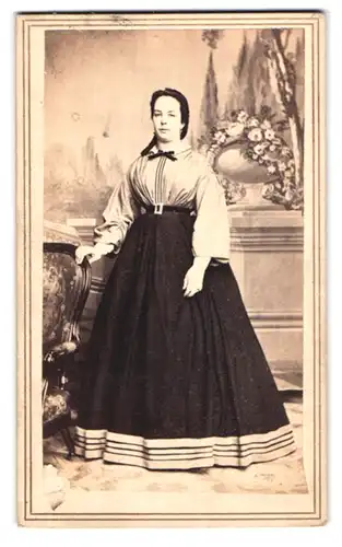 Fotografie A. Constant, New Orleans, Hospital Street 21, Portrait junge Dame in modischer Bluse und Rock