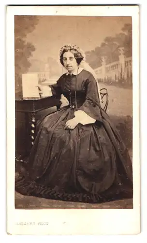 Fotografie Delsart, Valenciennes-Nord, Portrait bürgerliche Dame im Kleid mit Haube