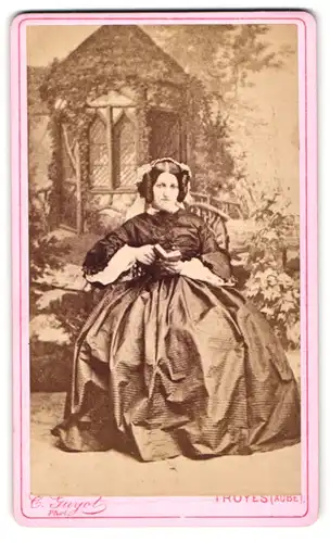 Fotografie E. Guyot, Troyes, 2 et 4 Rue de la Paix, Portrait junge Dame im festlichen Kleid mit Buch