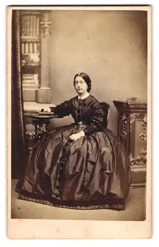 Fotografie The London School of Photography, London, 174, Regent Street, Portrait junge Dame im Kleid