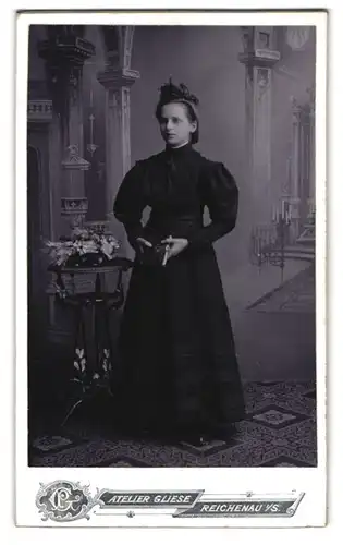 Fotografie Atelier Gliese, Reichenau i/S., Portrait Mädchen im langen, schwarzen Konfirmationskleid mit Bibel in Händen