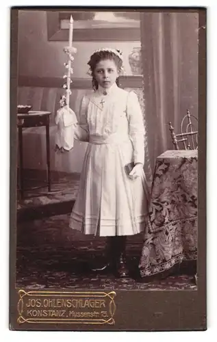 Fotografie Jos. Ohlenschläger, Konstanz, Hussenstrasse 15, Portrait Mädchen mit Konfirmationskerze in Händen