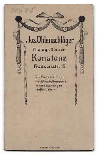 Fotografie Jos. Ohlenschläger, Konstanz, Hussenstrasse 15, Portrait Mädchen mit Konfirmationskerze in Händen