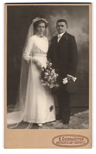 Fotografie E. Ostenkötter, Hirschfelde i/S, Bahnhofstrasse, Portrait junges Hochzeitspaar mit Blumenstrauss