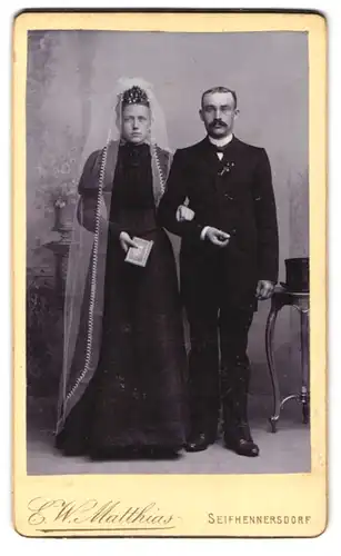 Fotografie E.W. Matthias, Seifhennersdorf, Portrait Paar in Brautkleidung mit Schleier