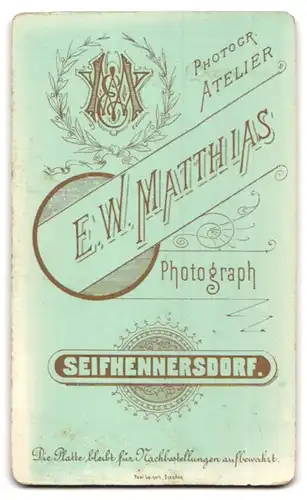 Fotografie E.W. Matthias, Seifhennersdorf, Portrait Paar in Brautkleidung mit Schleier