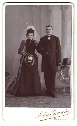 Fotografie Julius Grusche, Neugersdorf i/S., Portrait junges Paar in Hochzeitskleidern mit Blumenstrauss