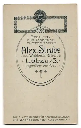 Fotografie Alex. Strube, Löbau i/S., Portrait modisch gekleidetes Hochzeitspaar mit Brautstrauss