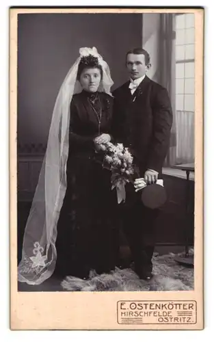 Fotografie E. Ostenkötter, Hirschfelde, Bahnhofstrasse, Portrait Hochzeitspaar in festlicher Kleidung