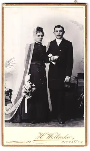 Fotografie H. Walbrecker, Zittau i/S., Breite Strasse 9, Portrait junges Hochzeitspaar elegant gekleidet