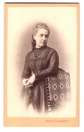 Fotografie Fritz Luckhardt, Wien-Leopoldstadt, Taborstr. 18, Portrait Virginie von Maffei im schönen Kleid