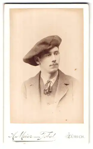 Fotografie A. Meier von Tobel, Zürich, Rennweg 4, Portrait junger Mann im Jacket mit grossem Barret
