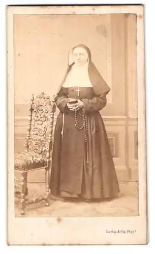 Fotografie Daveluy & Fils, Bruges, Quai Verts, Portrait Nonne mit Bibel und Rosenkranz