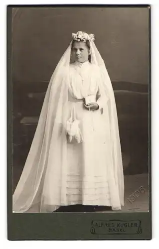 Fotografie Alfred Kugler, Basel, Fischmarkt 8, Portrait Mädchen im Konfirmationskleid mit Bibel in Händen