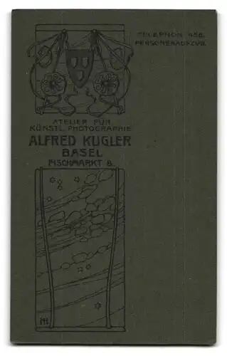 Fotografie Alfred Kugler, Basel, Fischmarkt 8, Portrait Mädchen im Konfirmationskleid mit Bibel in Händen