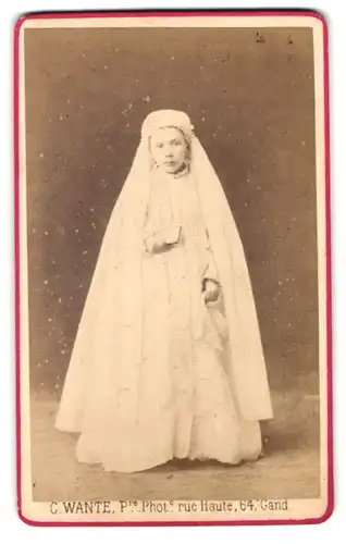 Fotografie C. Wante, Gand, 64 Rue Haute, Portrait Mädchen im weissen Konfirmationskleid