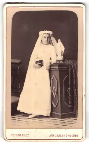 Fotografie Collin, Sablaise, 25 Rue du Palais, Portrait Mädchen mit Bibel im Kmmunionskleid neben Marienstatuette