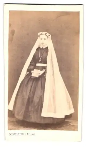 Fotografie Brunel, Moulins, Portrait Mädchen im schwarzen Konfirmationskleid mit weissem Schleier