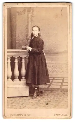 Fotografie Descamps & Cie., Bruxelles, 14 Place Ste. Gudule, Portrait Mädchen mit Büchlein an einer Balsutrade stehend