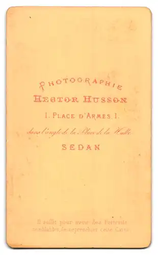 Fotografie Hector Husson, Sedan, 1. Place des Armes, Frau im Reifrock neben Biedermeiermobilar in floraler Kulisse