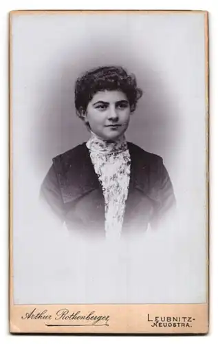 Fotografie Arthur Rothenberger, Leubnitz-Neuostra, rück. Frau mit Blüte im Haar, Jugendstil, vorder. Portrait junge Frau