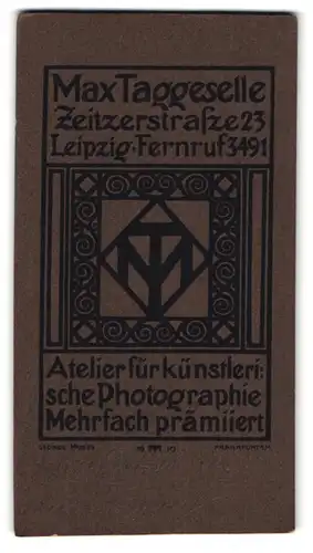 Fotografie Max Taggeselle, Leipzig, Zeitzerstrasse 23, rück. ornamentales Reklameemblem, vord. Portrait Herr mit Buch