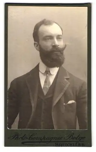 Fotografie Photocompagnie Belge, Bruxelles, 109 Rue Neuve, Portrait eleganter Herr mit gepflegtem Vollbart