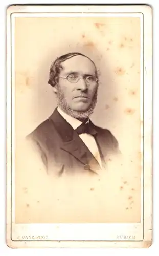 Fotografie J. Ganz, Zürich, Bahnhofstrasse 40, Portrait Herr mit Brille und Chin-Strap