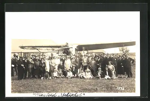 Foto-AK Schiphol, Flughafen, Gruppenfoto vor einem Flugzeug