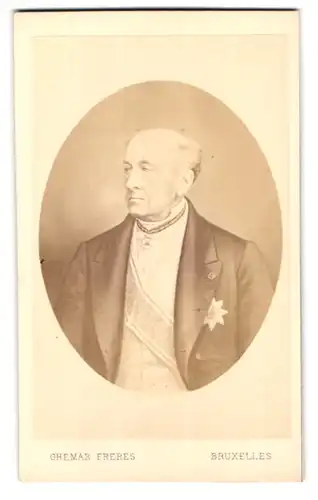 Fotografie Ghemar Freres, Bruxelles, 27 Rue de l'Ecuyer, Portrait Herr mit Orden, Bruststern und Halskreuz