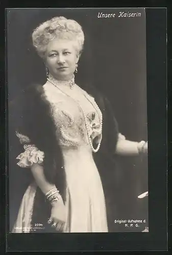 AK Kaiserin Auguste Victoria Königin von Preussen im Kleid mit Perlenschmuck