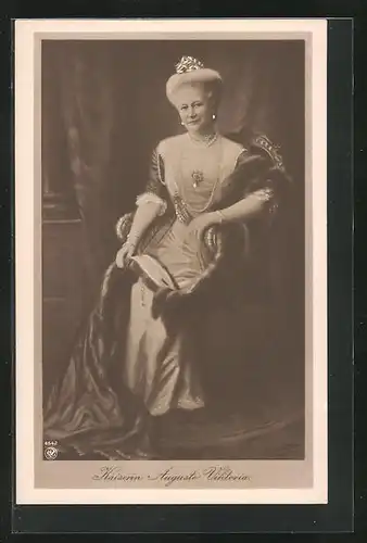 AK Kaiserin Auguste Victoria Königin von Preussen sitzend mit Pelzmantel