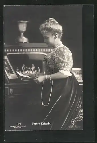 AK Kaiserin Auguste Victoria Königin von Preussen lesend am Sekretär