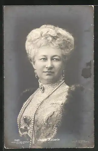 AK Kaiserin Auguste Victoria Königin von Preussen im Porträt, Pelz und Perlenschmuck