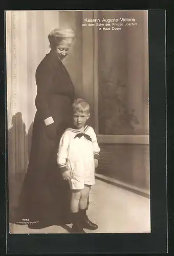 AK Kaiserin Auguste Victoria Königin von Preussen mit ihrem Enkel in Haus Doorn